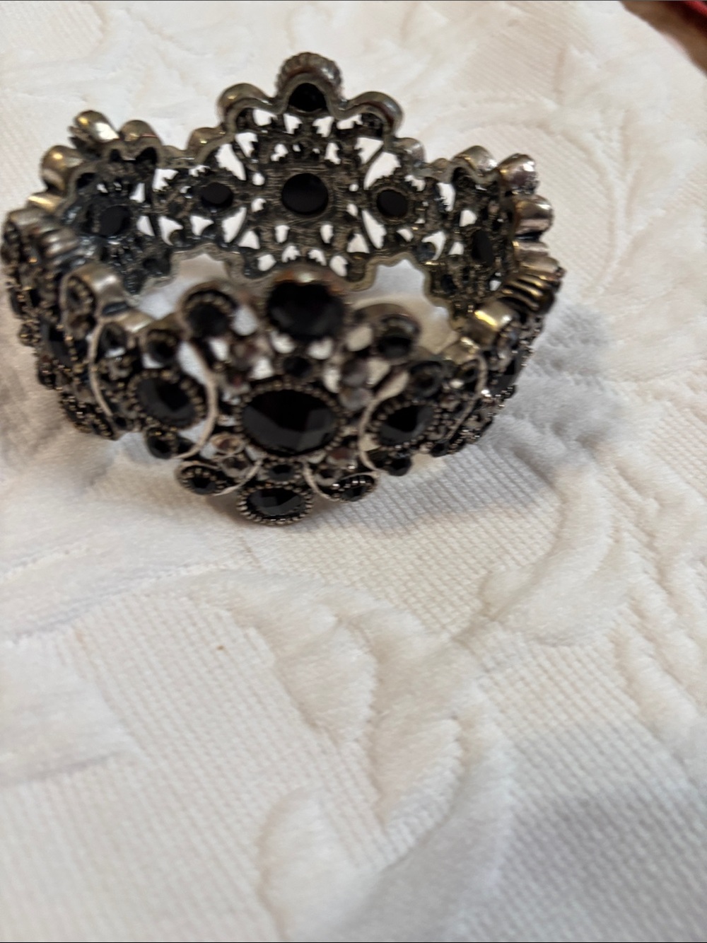 Vintage-Inspired Black Stone Filigree Bracelet‎